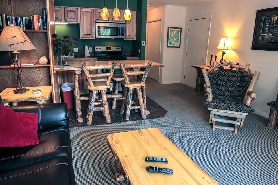 Condo, 1 Bedroom | Private kitchen | Oven, coffee/tea maker