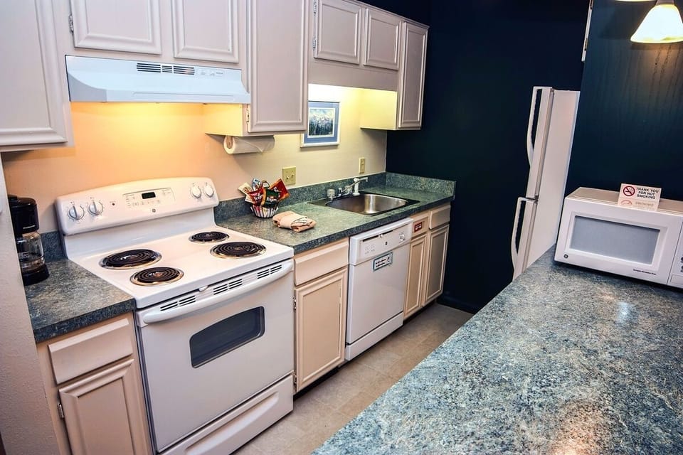 Condo, 1 Bedroom | Private kitchen | Fridge, oven, coffee/tea maker
