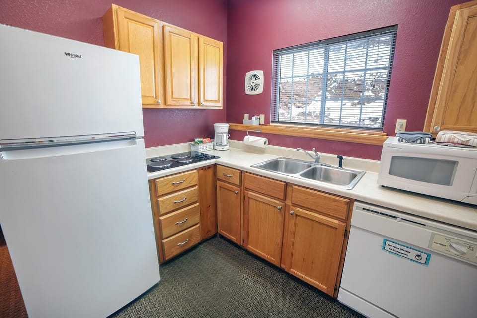 Chalet, 1 Bedroom | Private kitchen | Fridge, coffee/tea maker