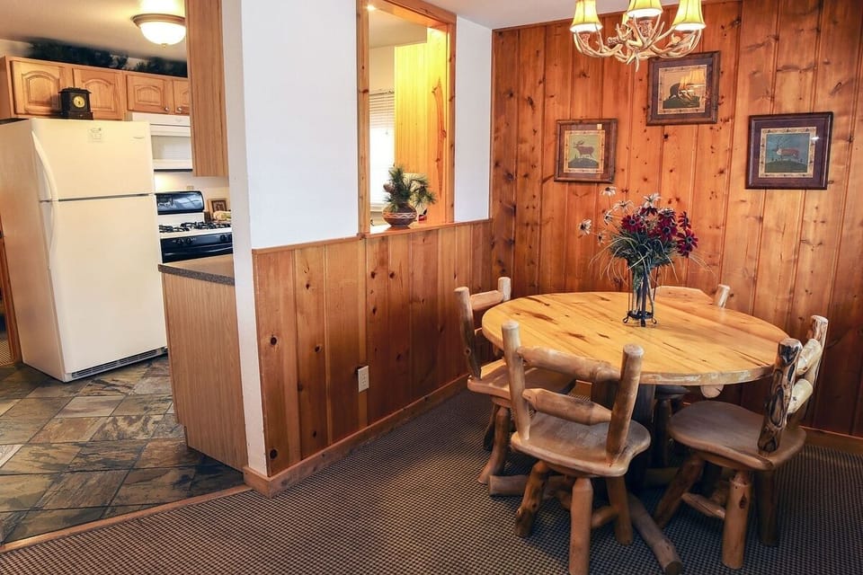 Cabin, 2 Bedrooms | Dining