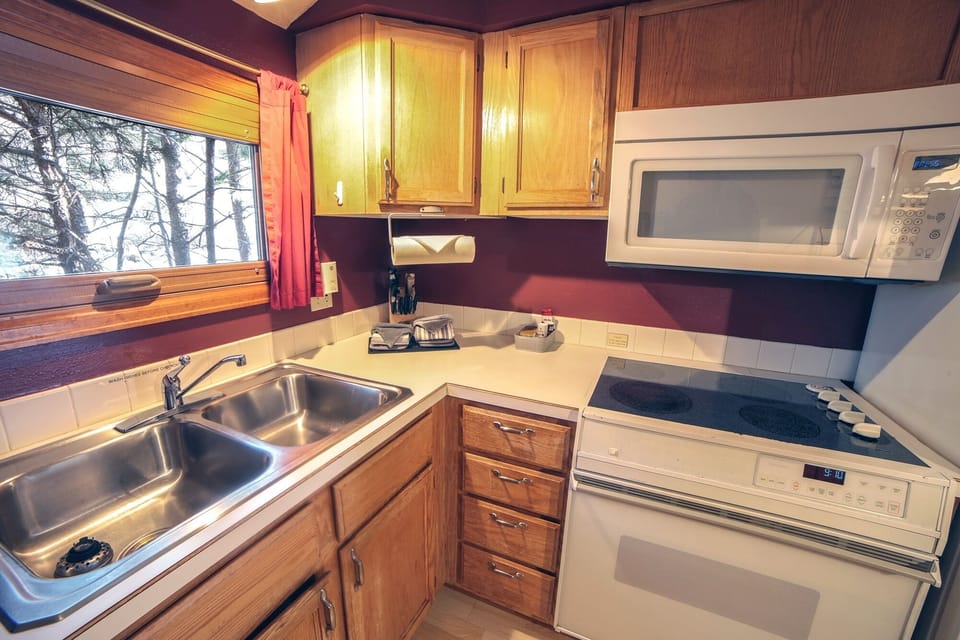 Cabin, 1 Bedroom | Private kitchen | Fridge, oven, coffee/tea maker, toaster