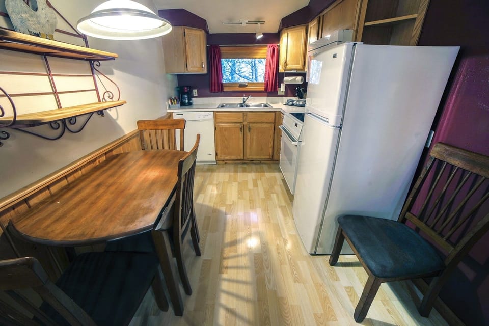 Cabin, 1 Bedroom | Private kitchen | Fridge, oven, coffee/tea maker, toaster