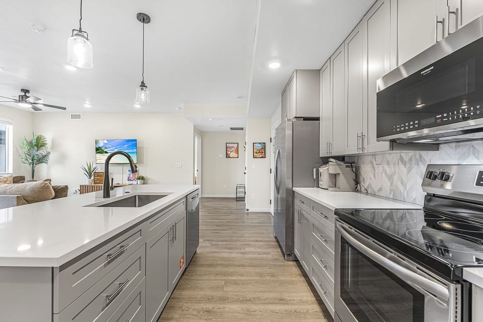 Condo, 3 Bedrooms | Private kitchen | Fridge, oven, coffee/tea maker, electric kettle