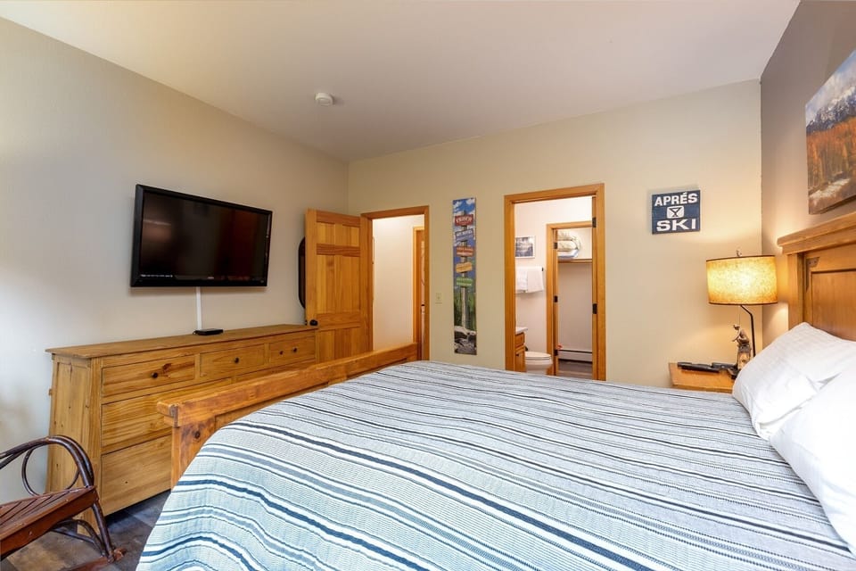 Townhome, 2 Bedrooms | 2 bedrooms, laptop workspace, WiFi (free)