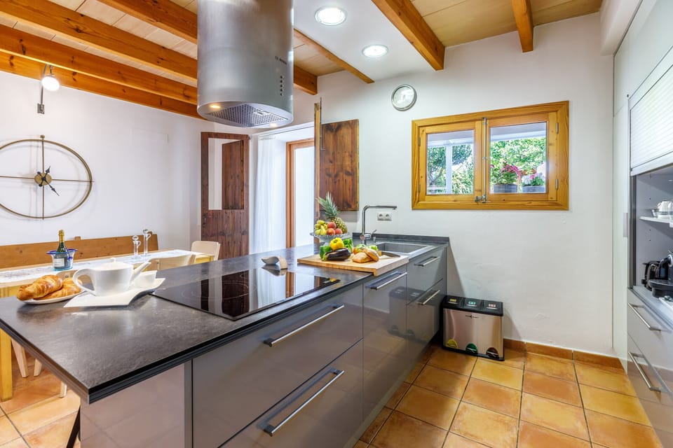 Modern and cosy house in the village of Campanet for 4 people.