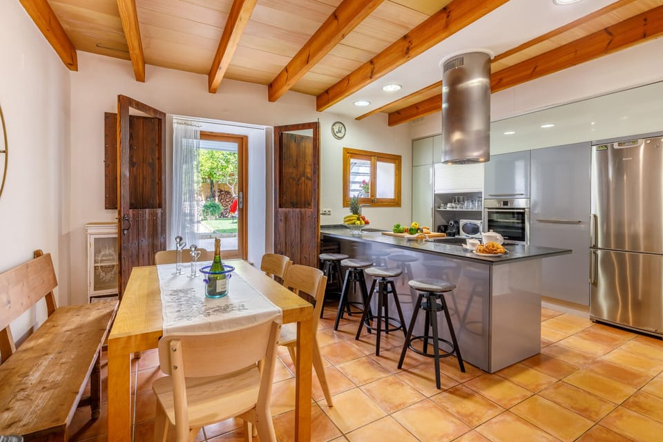 Modern and cosy house in the village of Campanet for 4 people.