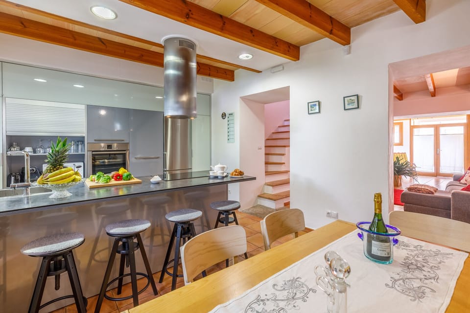 Modern and cosy house in the village of Campanet for 4 people.