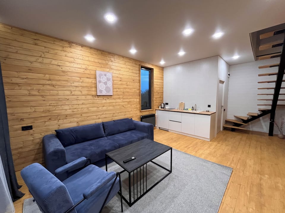 Family Cottage | Premium bedding, desk, soundproofing, WiFi (free)