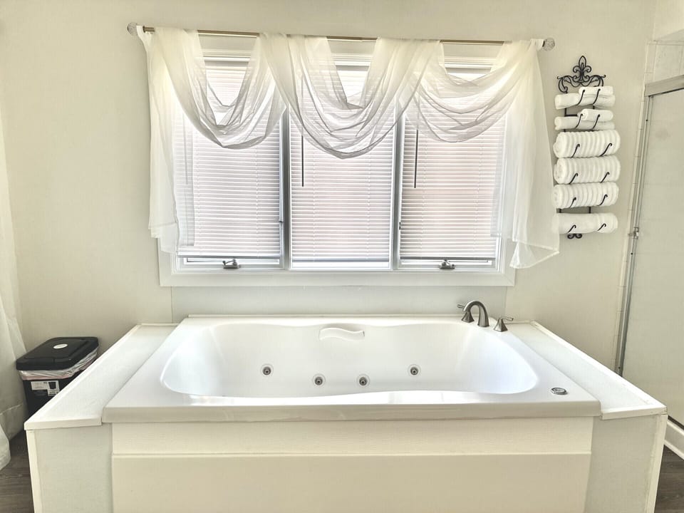 Luxury Double Room, Ensuite (Paris Suite) | Indoor spa tub