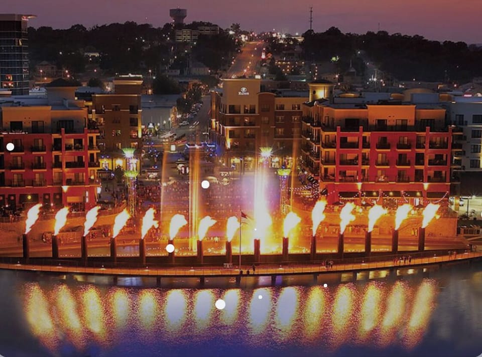 Branson Landing for dining, entertainment, live music and shopping!