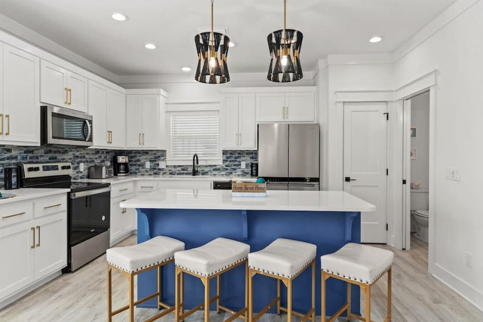 Stunning accents in the kitchen, breakfast bar seats 4