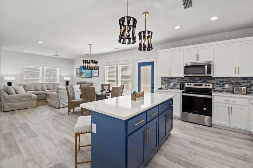 Stunning accents in the kitchen, breakfast bar seats 4