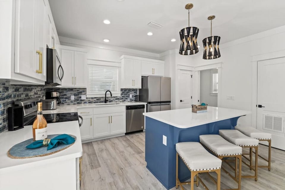 Stunning accents in the kitchen, breakfast bar seats 4