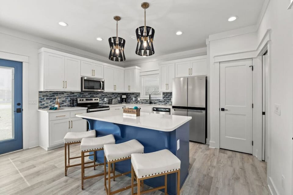 Stunning accents in the kitchen, breakfast bar seats 4