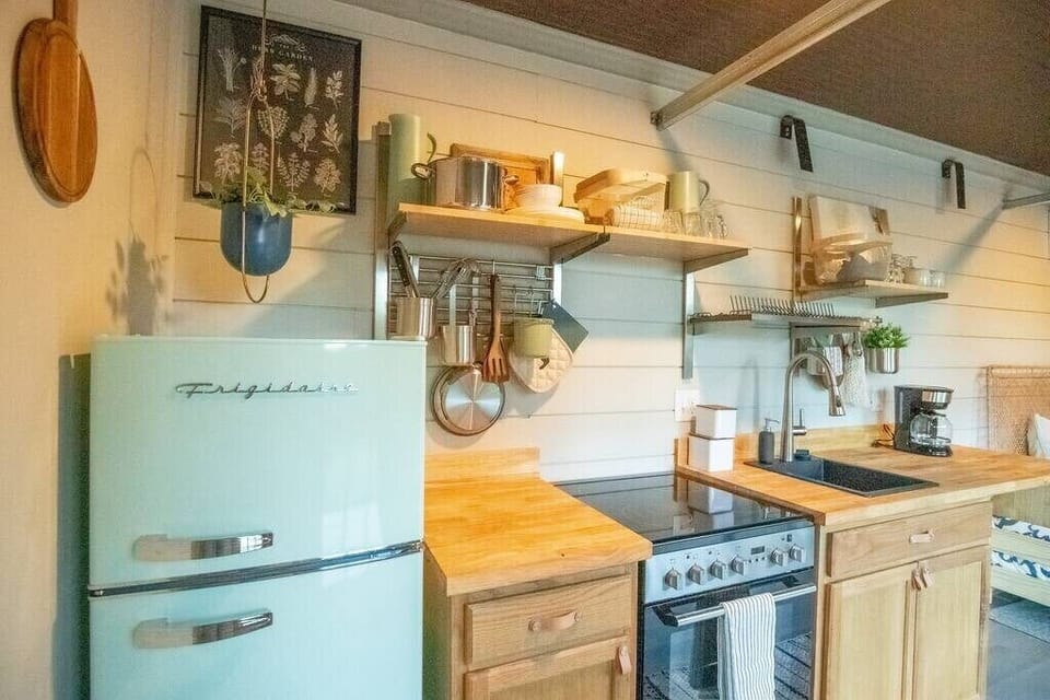 Fully equipped kitchen with vintage fridge.