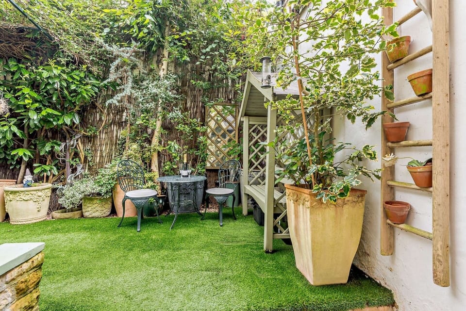 Nepenthe Garden - StayCotswold