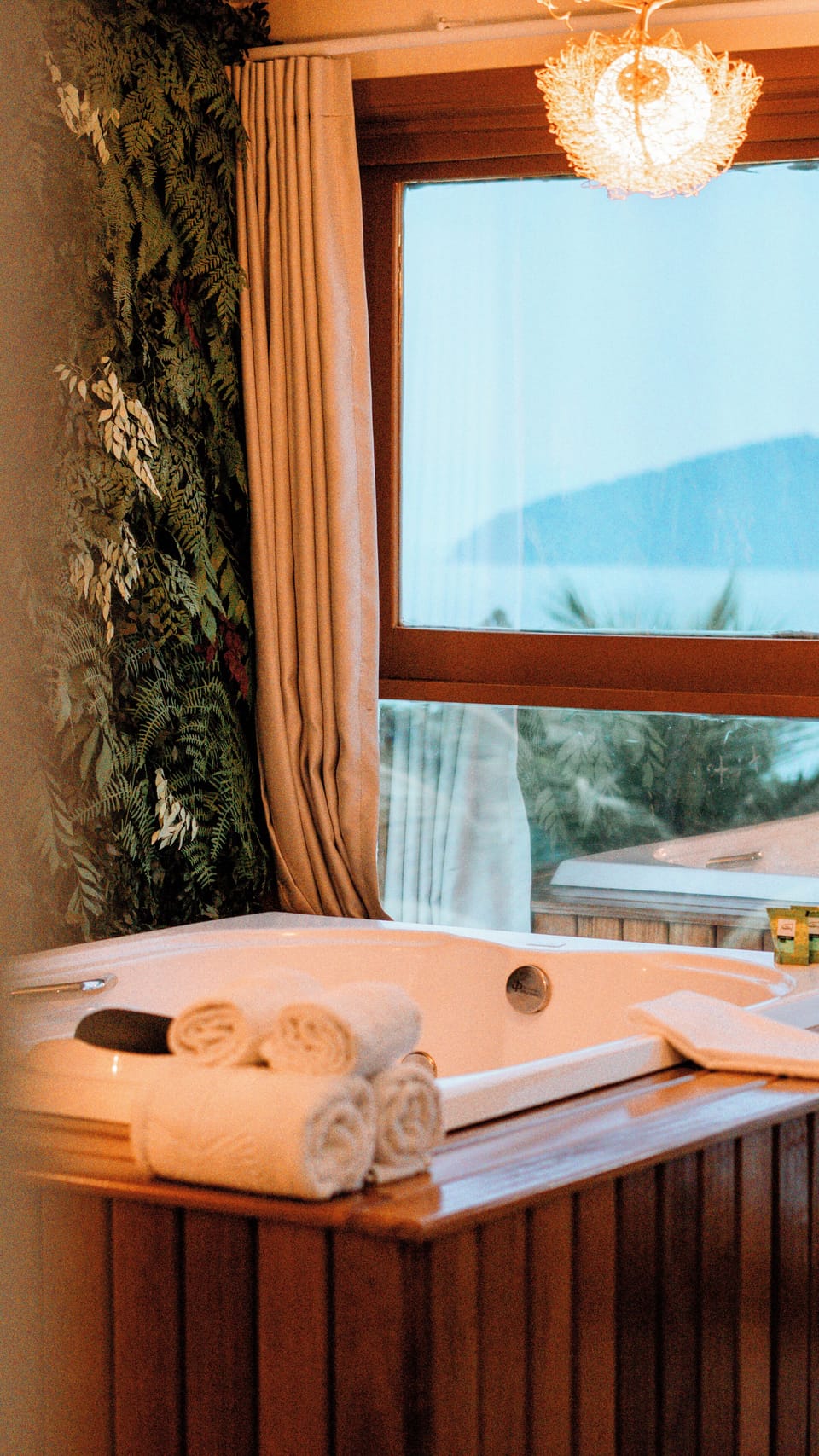 Deluxe Suite, 1 King Bed, Sea Facing | Jetted tub