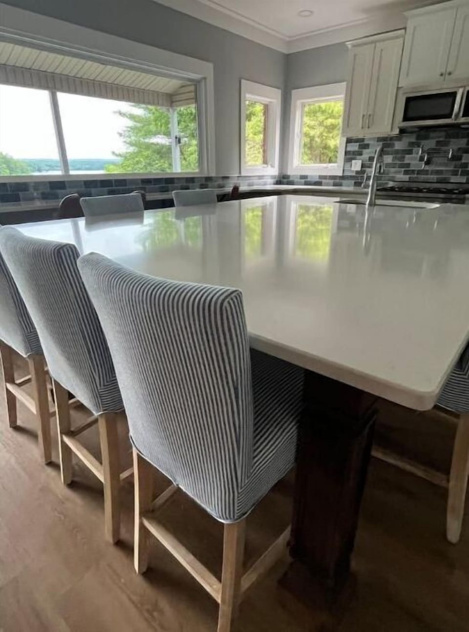 Sprawling quartz island seats seven!