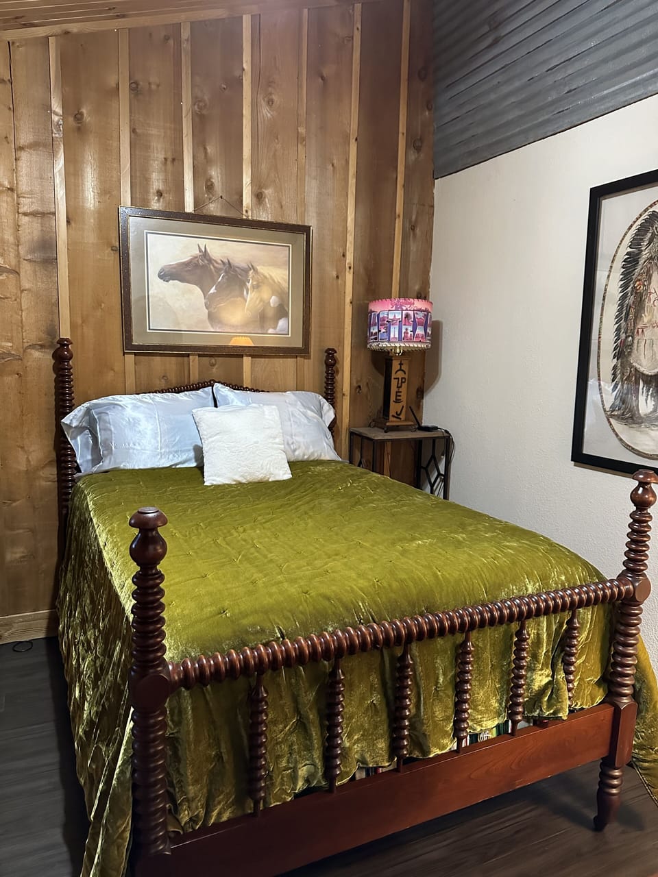 Double bed
Closet
Makeup dresser