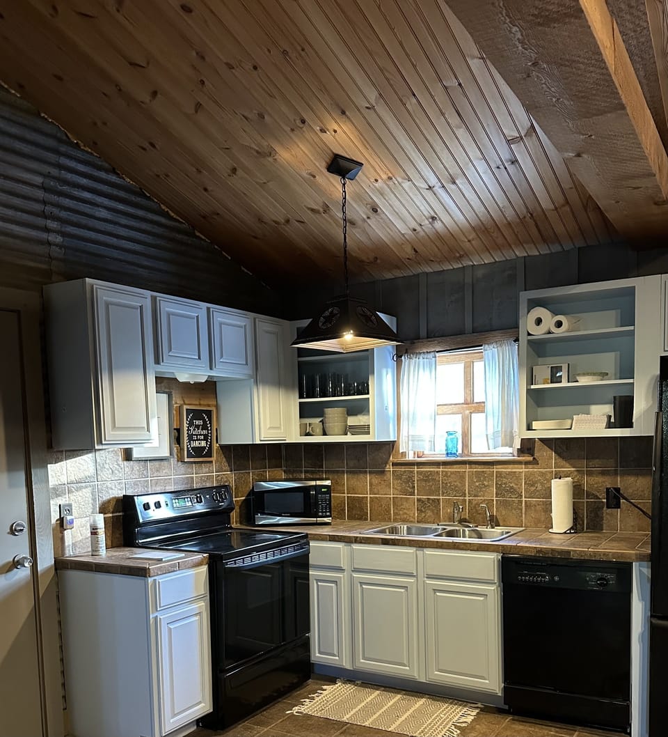 Kitchenette
Refrigerator
Microwave
Oven /stovetop