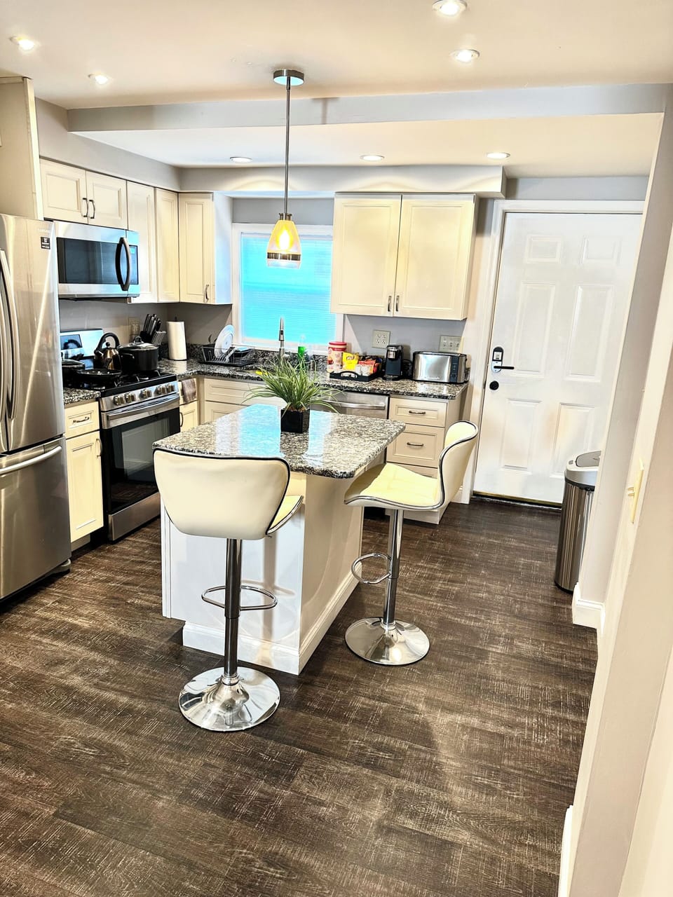 Full kitchen