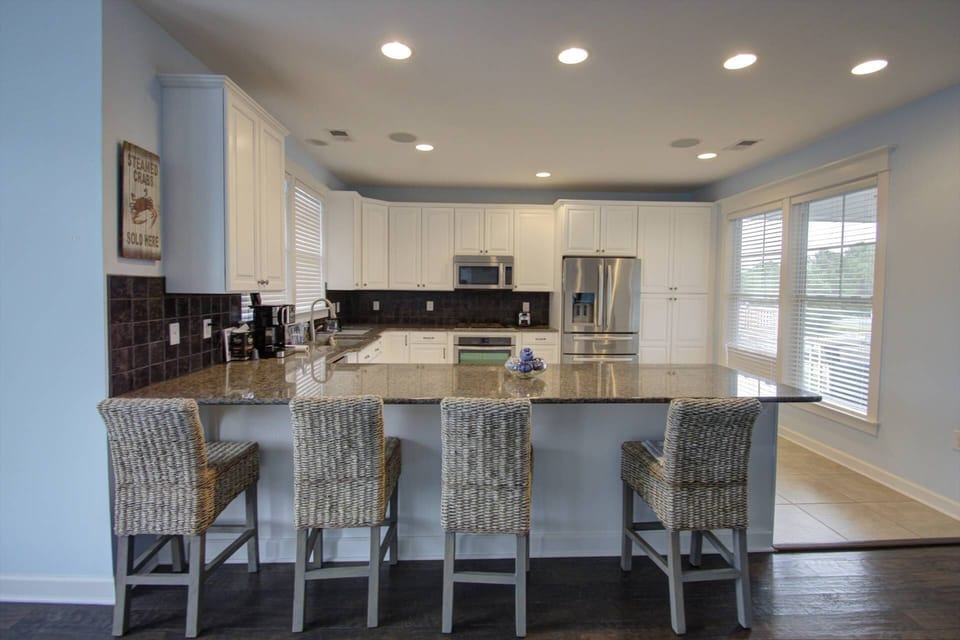 Fantastic up-to-date kitchen with bar.