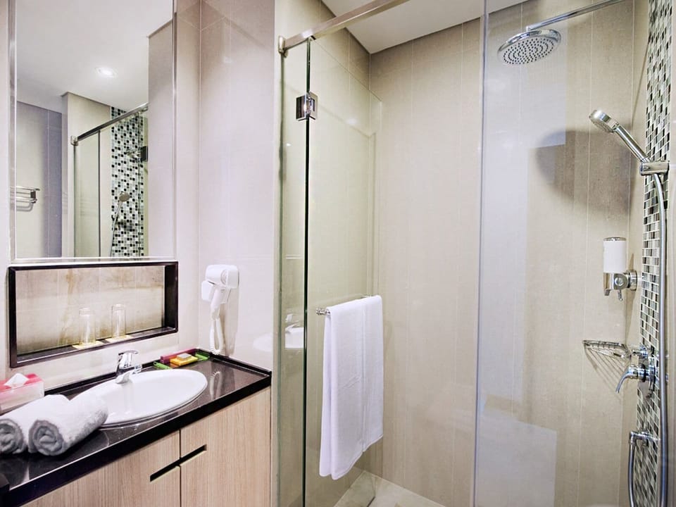 Shower, rainfall showerhead, free toiletries, hair dryer