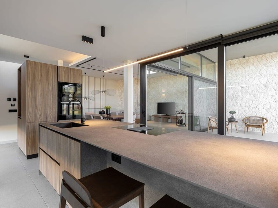 Modern Kitchen Featuring Complete Culinary Amenities and Dining Area