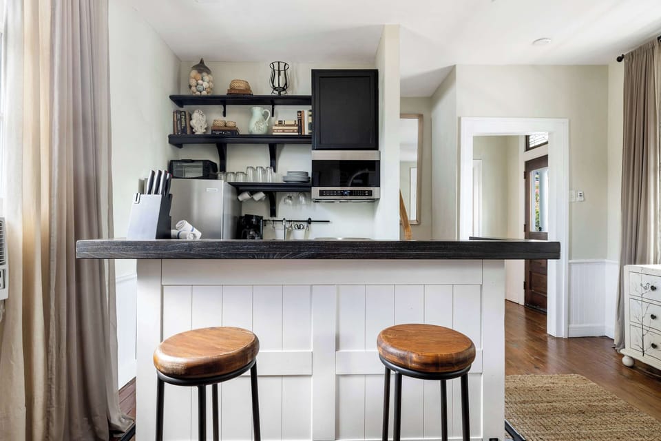 Additional seating space at the kitchen island 
