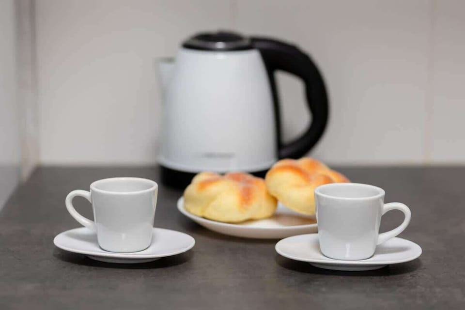 Electric kettle in the fully equipped kitchen.