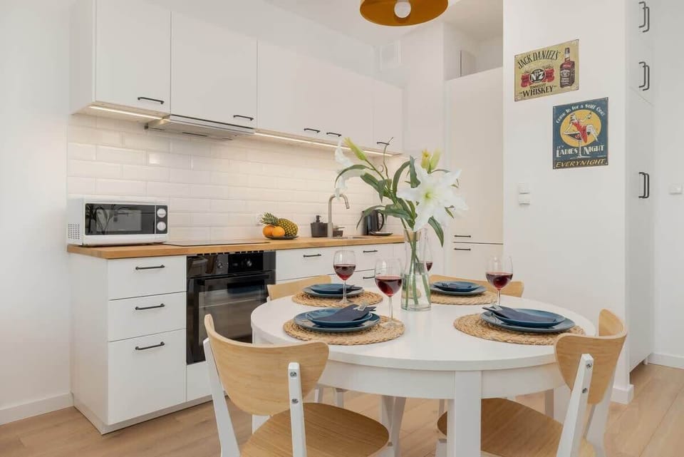 Fully equipped kitchenette. 