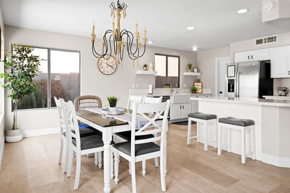 Dining area with seating for 6