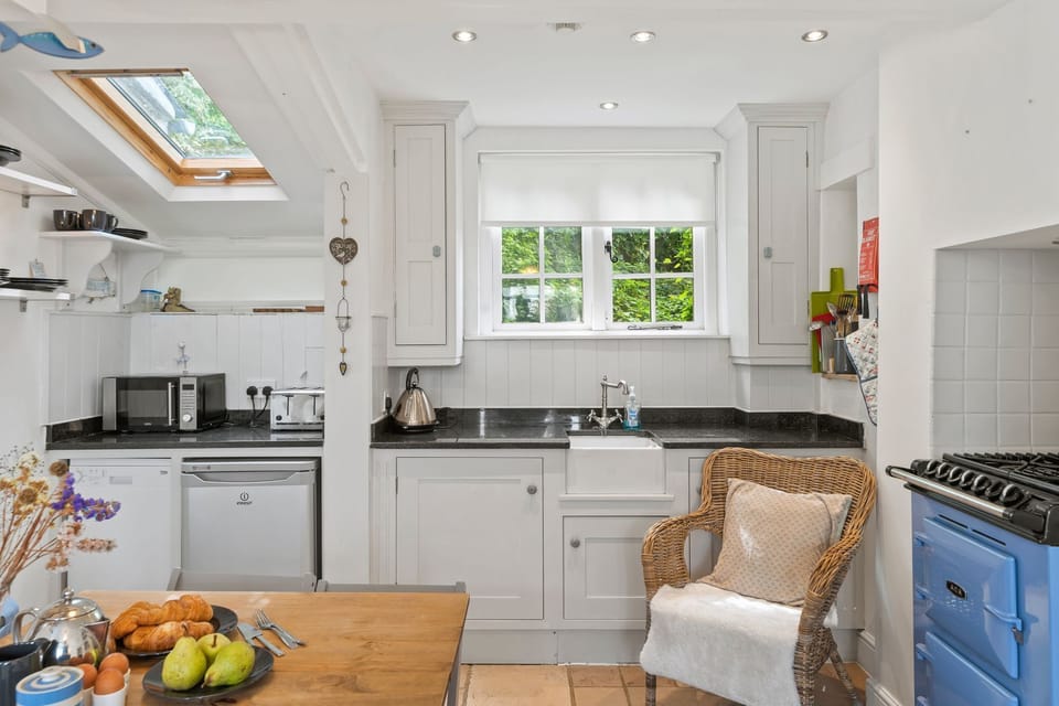 Kitchen, Aga, Dishwasher, ~Washer/Dryer. Dining Table-Good Day Sunshine