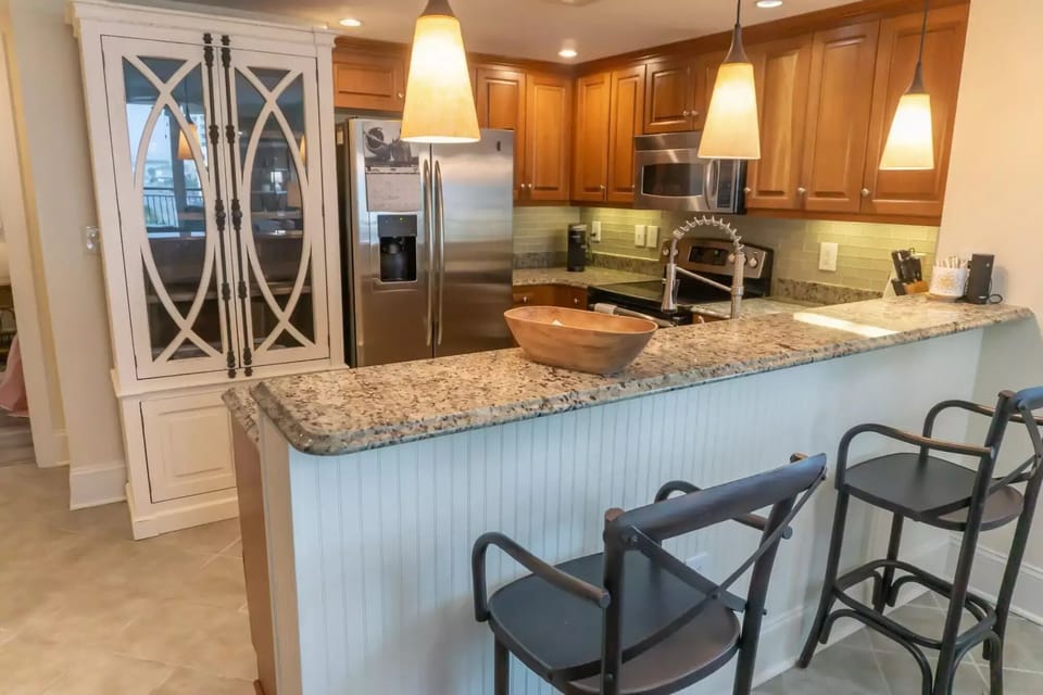 Kitchen Bar seats 3