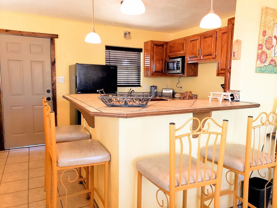 KITCHEN WITH BREAKFAST BAR