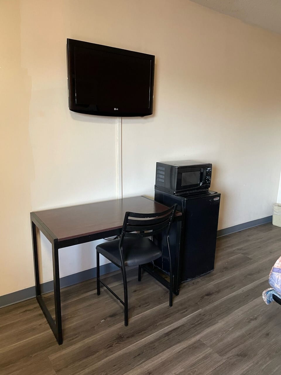Desk, free WiFi, bed sheets
