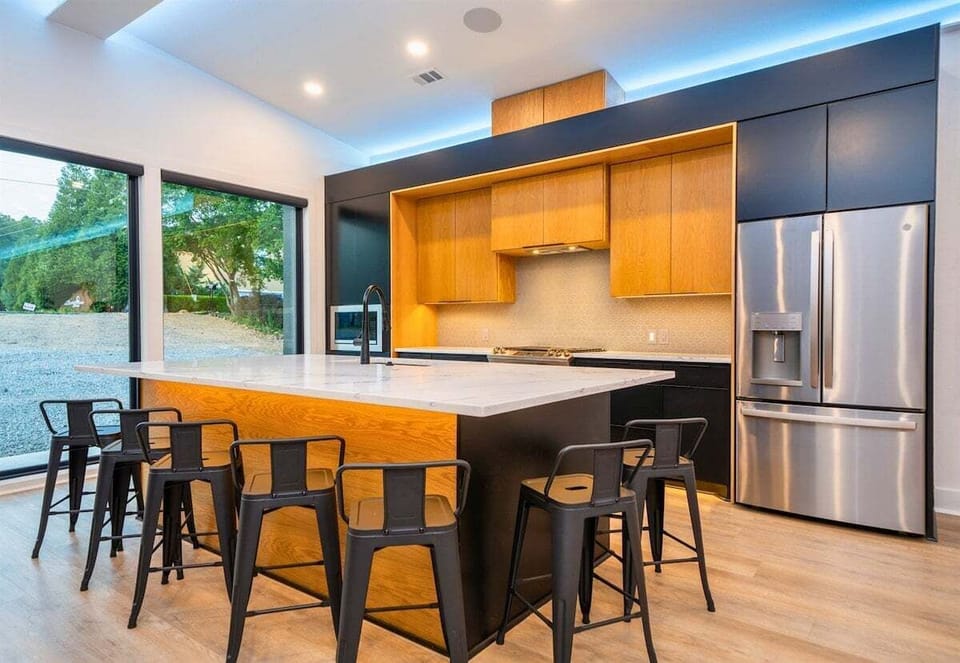 [Kitchen] The Fully Equipped Kitchen has State-Of-The-Art Appliances that make it Suitable for Large Group Meals and Gathering.