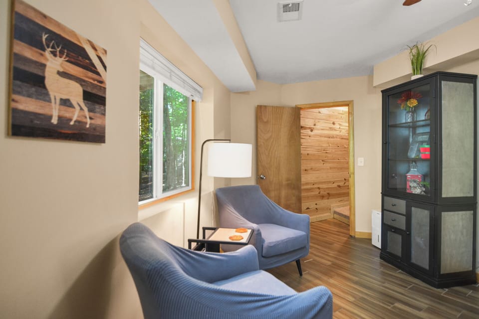 lower level queen bedroom additional seating