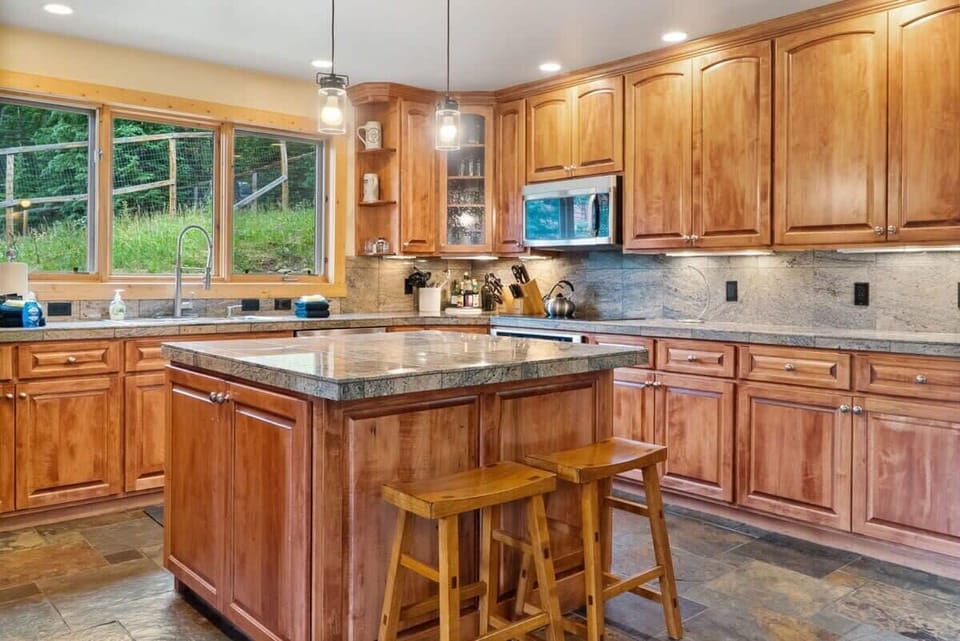 Kitchen: Drip coffee maker, Crockpot, blender, cooking utensils, tableware