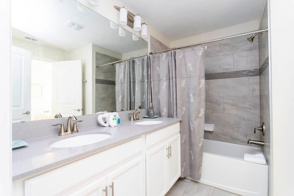Queen master bath