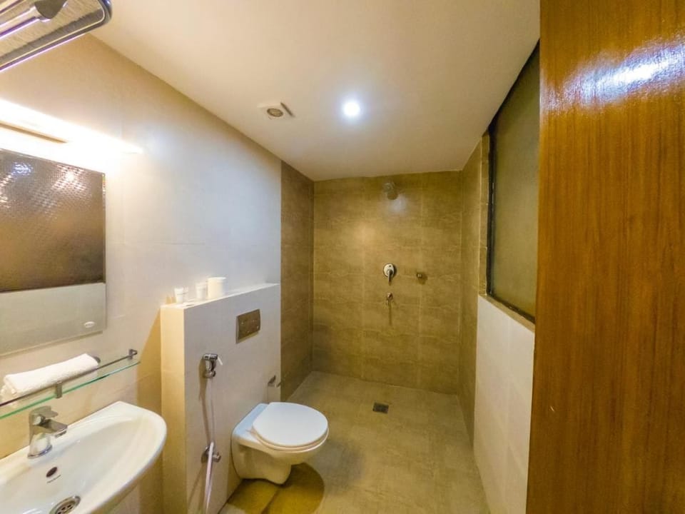 Deluxe Double or Twin Room | Bathroom | Slippers