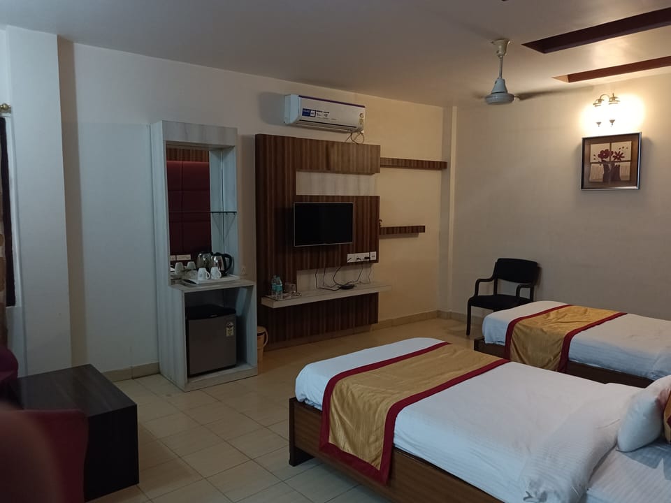 Executive Double Room | Desk, iron/ironing board (on request), WiFi (free), bed sheets