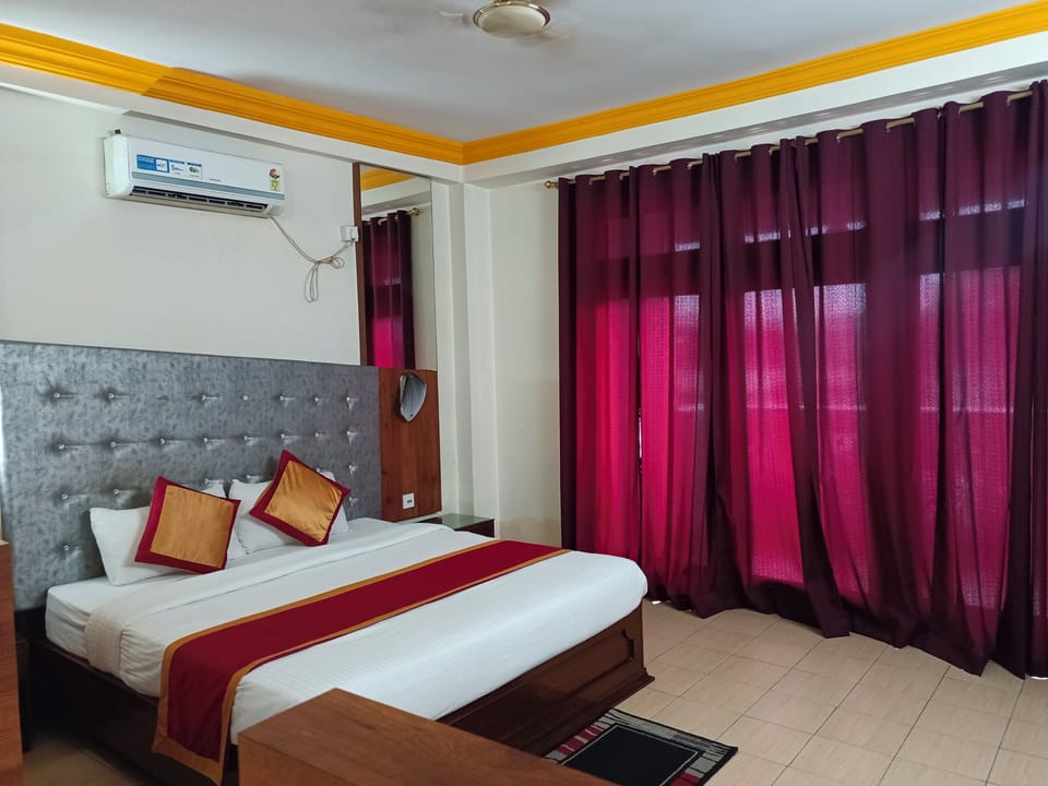 Presidential Room | Desk, iron/ironing board (on request), WiFi (free), bed sheets