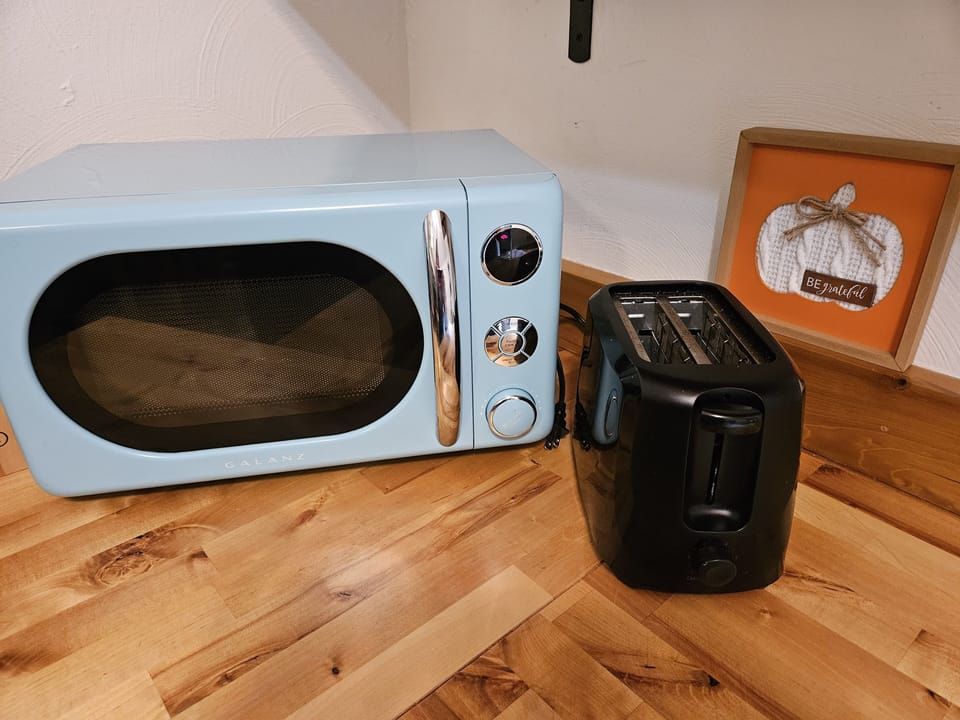 Microwave and toaster for heating up yummies