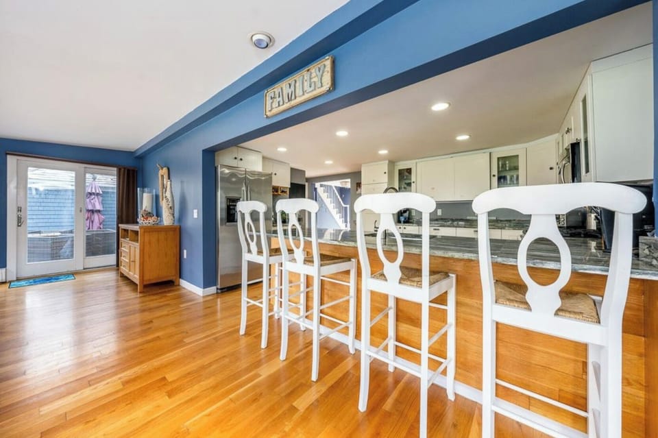additional seating area on the main kitchen counter
