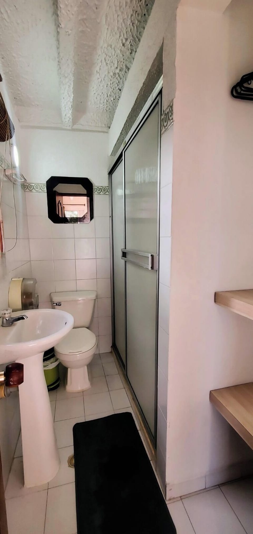 Classic Double or Twin Room | Bathroom | Free toiletries