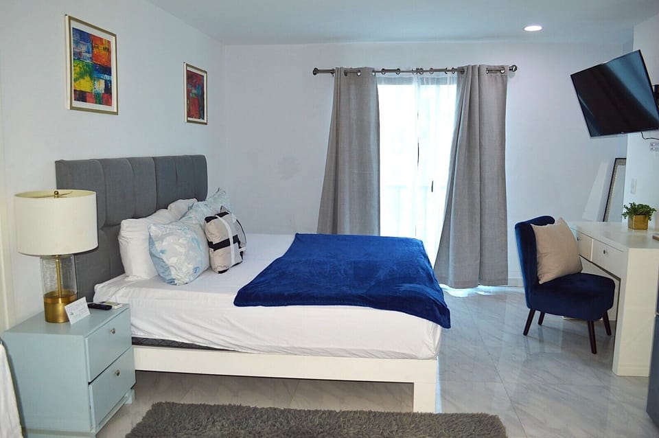 King bed (or 2 Singles) with fresh linens – cozy Cabo retreat!