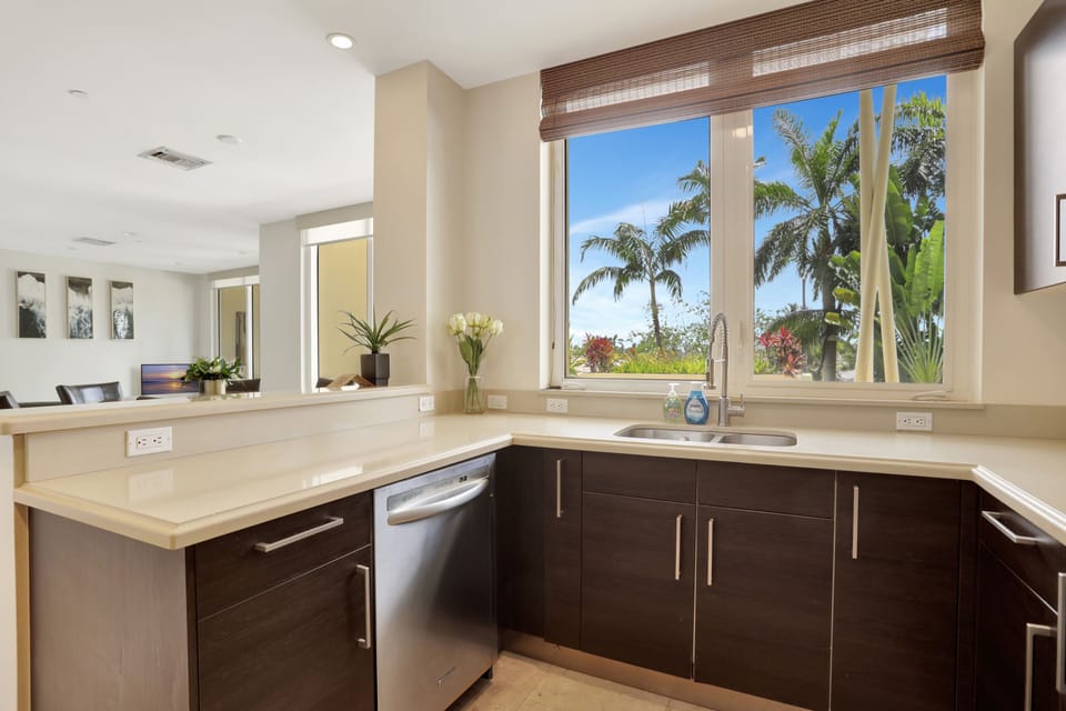 Deluxe Condo | Private kitchen | Coffee/tea maker, cookware/dishes/utensils, dining table