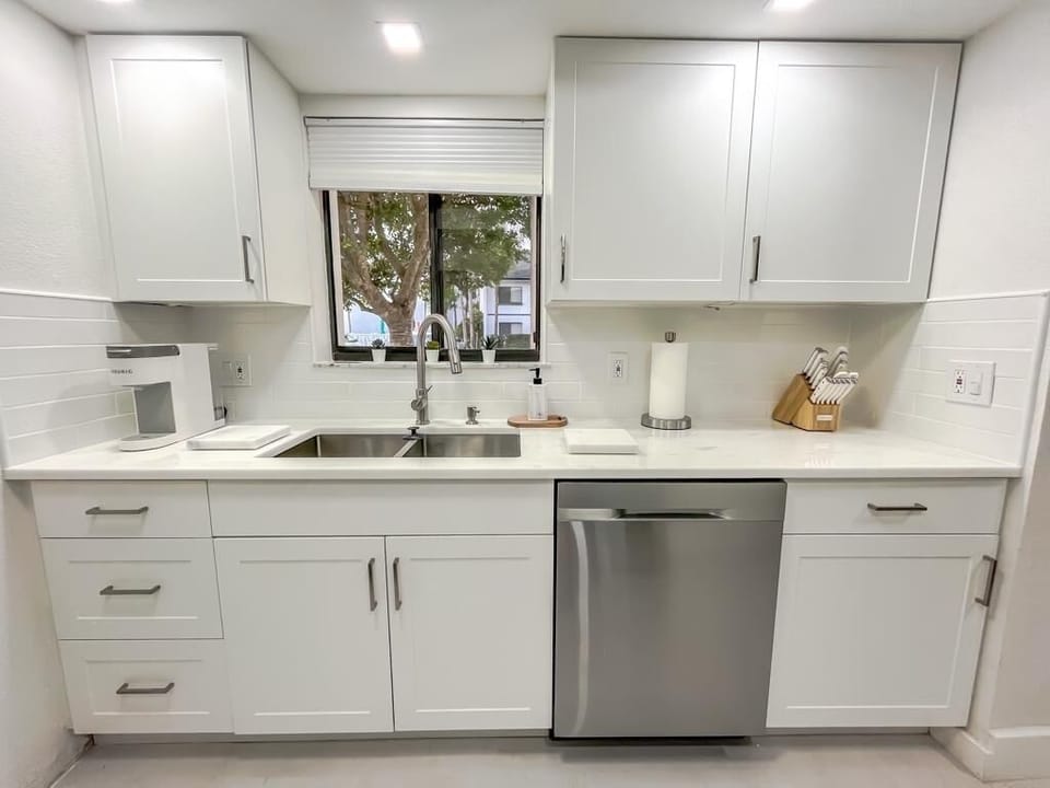 Fully equipped kitchen.