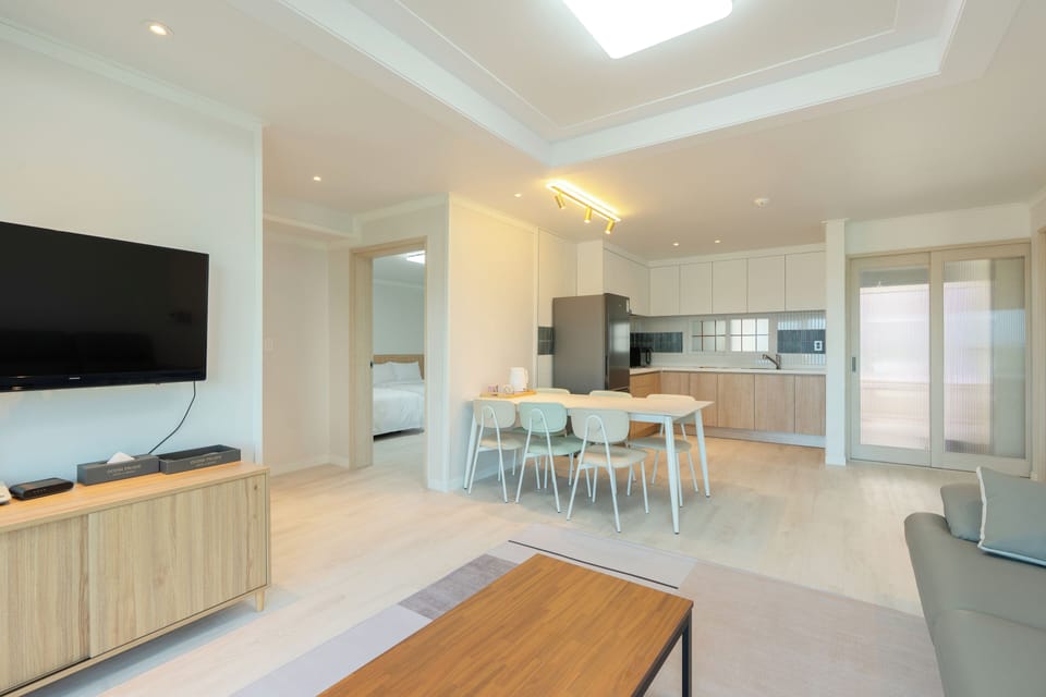 Family Suite | Private kitchen | Fridge, microwave, kitchen islands